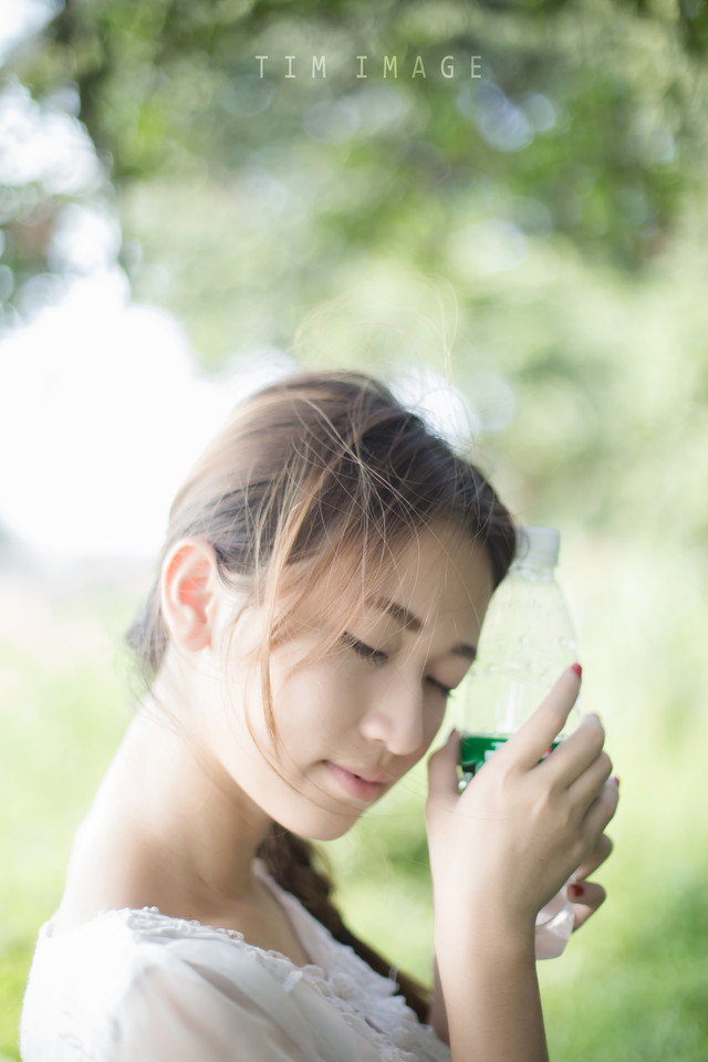 长裙女子纪念青春时光