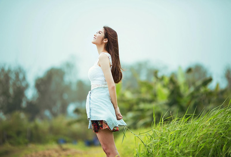 回眸一笑的纯净让人着迷女子