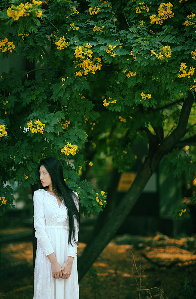 长裙女子户外思绪