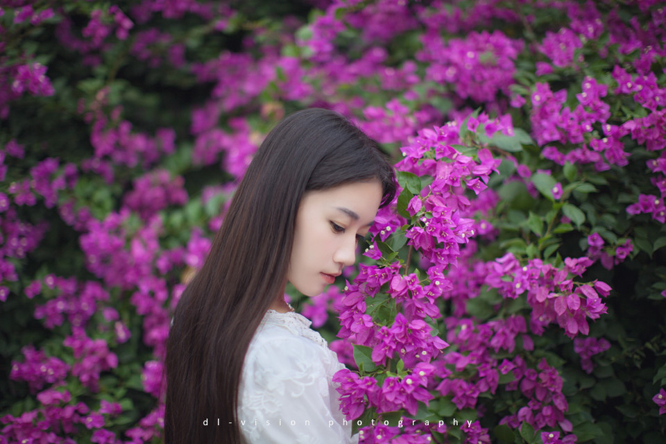 花丛中的白裙迷人少女