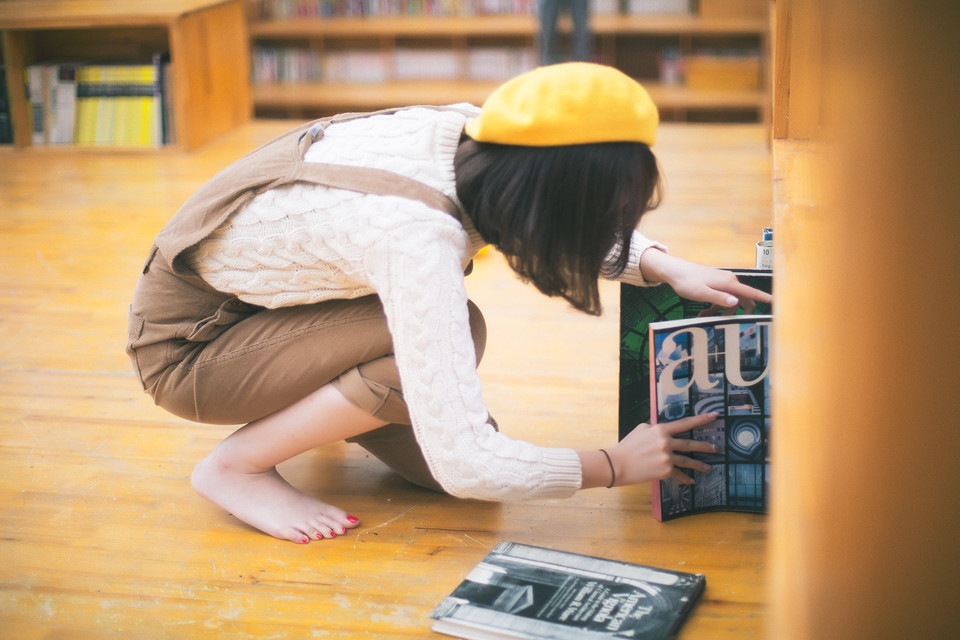 背带裤女子的书馆开学季的到来