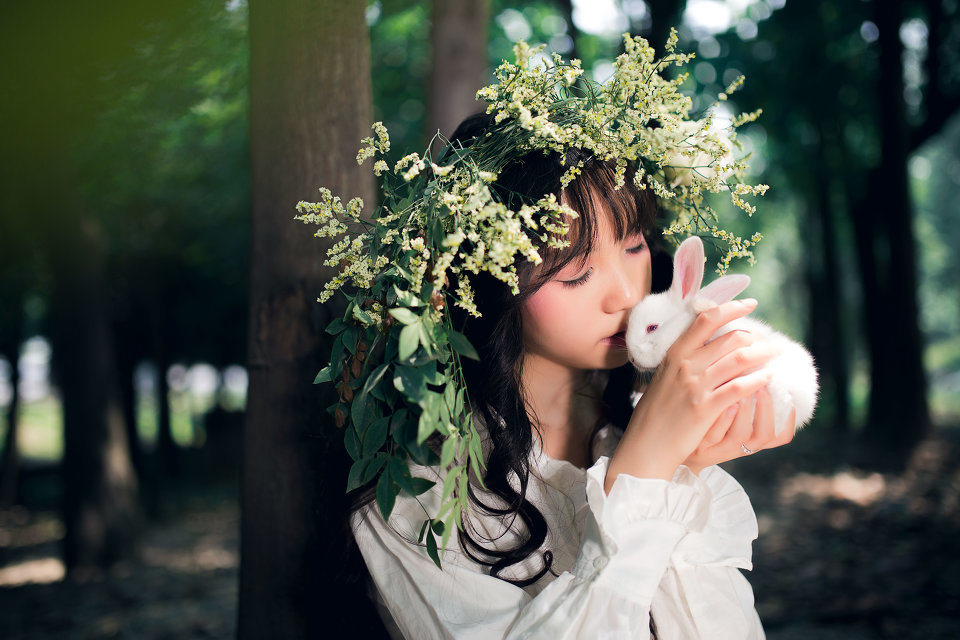 绿野森林的长裙女子