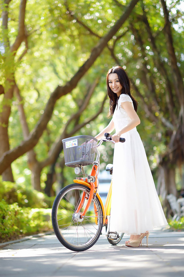 单车女子的长裙飘逸迷人图