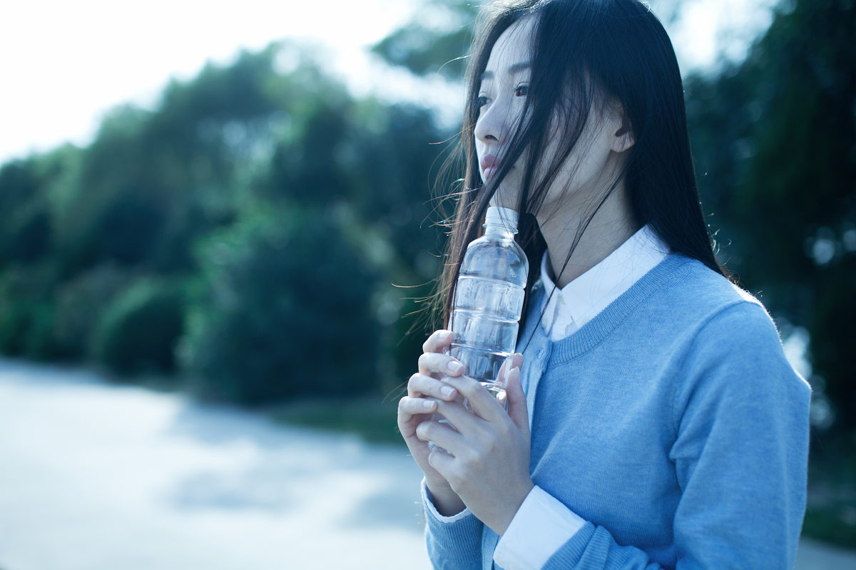 想去海边旅行的长发女子