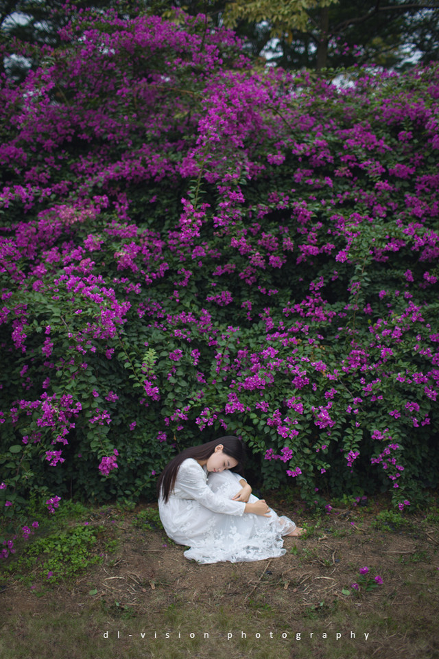 花丛中的白裙迷人少女