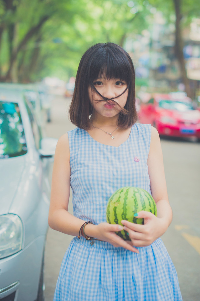 西瓜美女清纯卖萌户外图