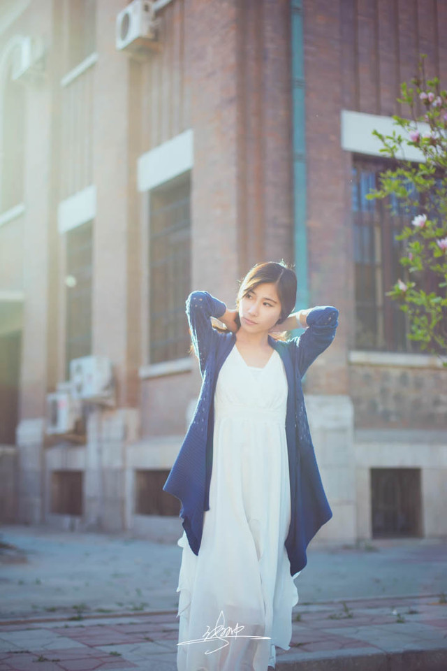 暖阳下的长裙少女迷人图